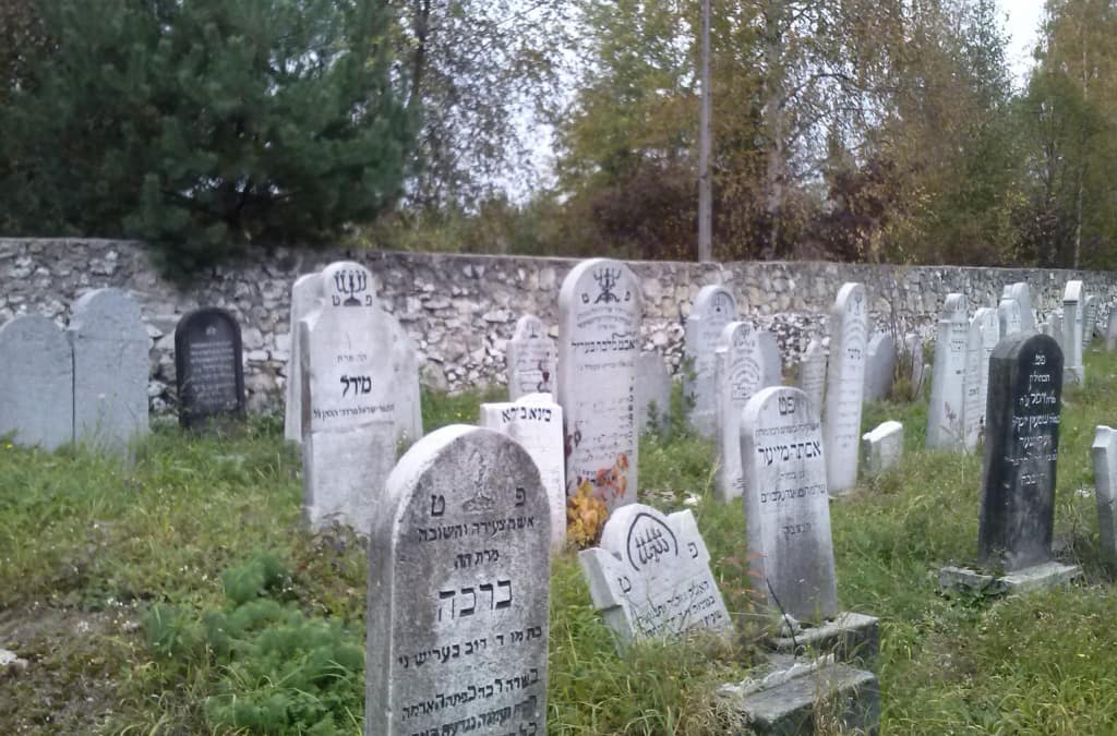 Zwiedzanie cmentarza żydowskiego przy ul. Słowackiego w Trzebini