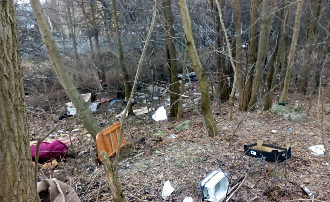 Sprzątają teren za stanowiskiem na odpady