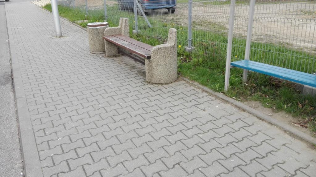 Czasem ludzie potrzebują ławki z oparciem…