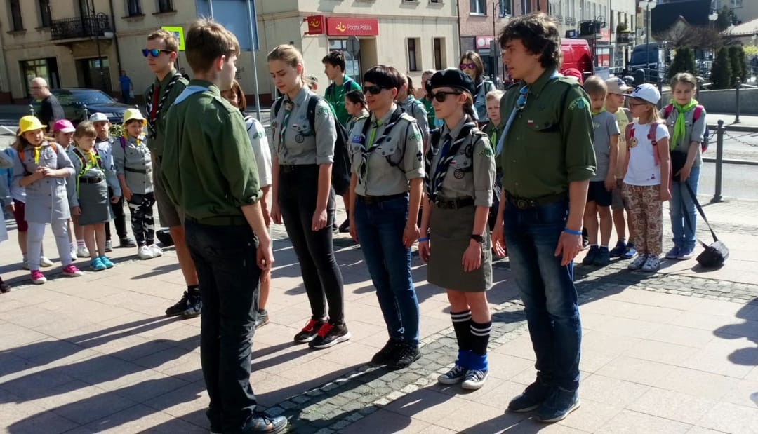 Harcerze rozdają flagi dla mieszkańców Trzebini