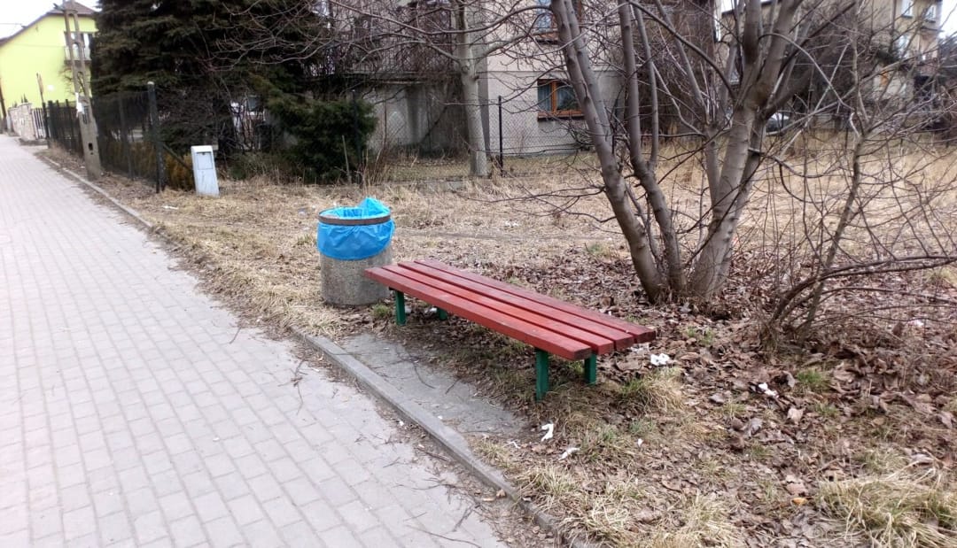 Może kosz ograniczy rozrzucanie śmieci wokół