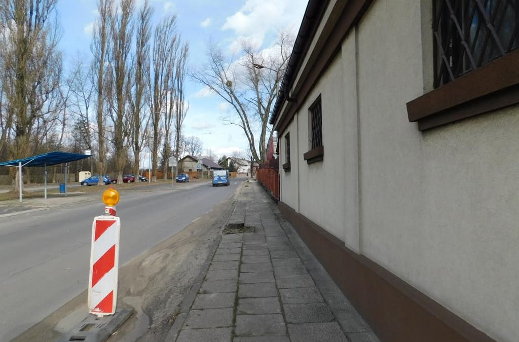 Odchwaszczanie chodników przy drodze powiatowej