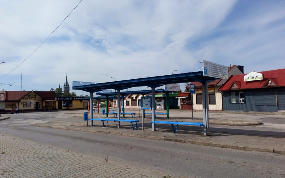 Dworzec autobusowy bez przejść dla pieszych