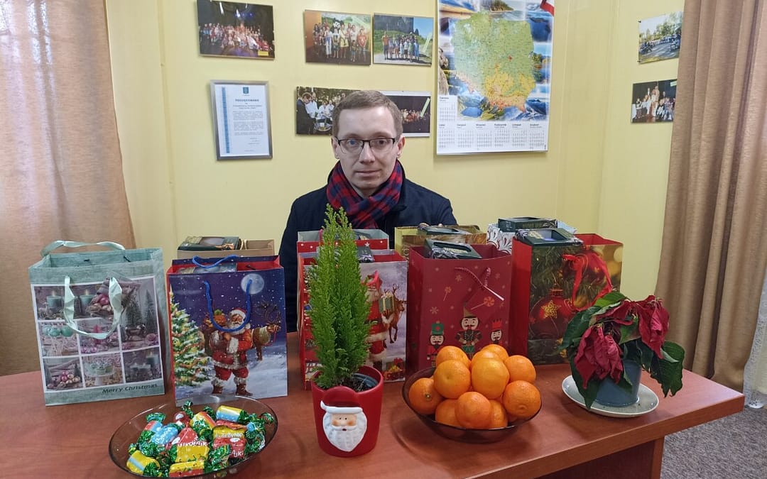 Życzenia i paczki świąteczne trafiły do seniorów z Osiedla
