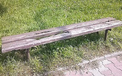 Zniszczona ławka przy ul. Krakowskiej