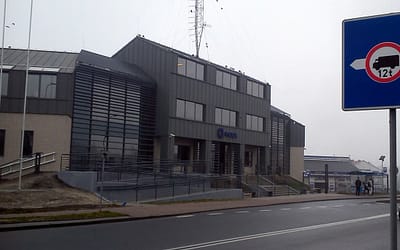 Kolizja numerów czy niedopatrzenie? Adres nowego komisariatu.