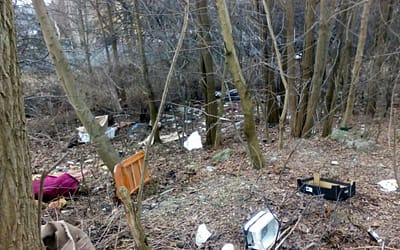 Sprzątają teren za stanowiskiem na odpady