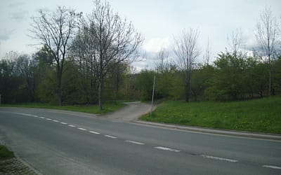 Kontrowersyjny łącznik niezgody w stronę cmentarza