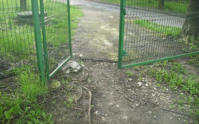 W połowie wakacji wejście na plac powinno być wyrównane