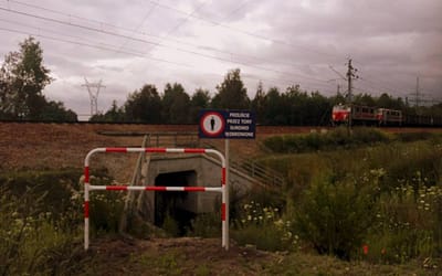 Przejście przez tory surowo zabronione