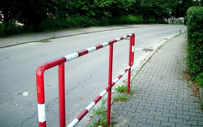 Barierki przy ul. Wiśniowej do odmalowania