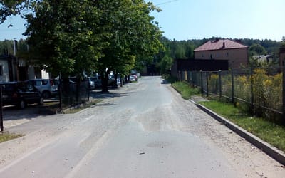 Przez intensywne opady ul. Słoneczna jest pełna żwiru