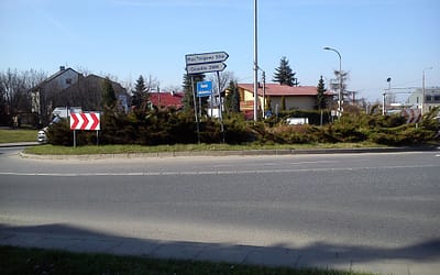 Krzewy na Rondzie Solidarności ograniczają widoczność