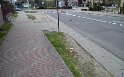 Kierowcy zamieniają trawnik w utwardzone klepisko