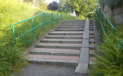 Do końca października pojaśnieje przy schodach