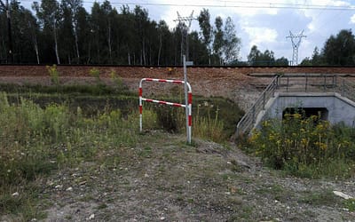 Brakuje tabliczki zakazującej przejście pod torami