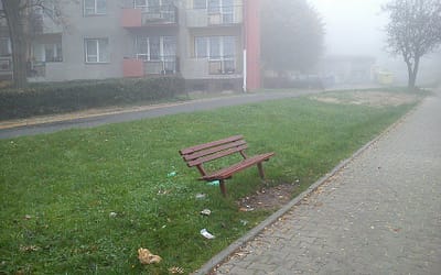 Przy ławce brakuje jeszcze kosza na śmieci