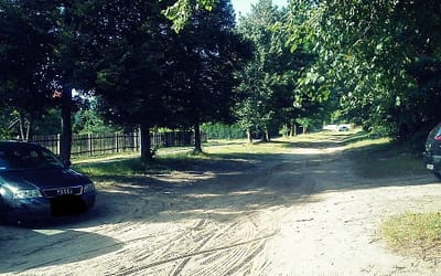 Miejsca postojowe przy działkach choćby do utwardzenia