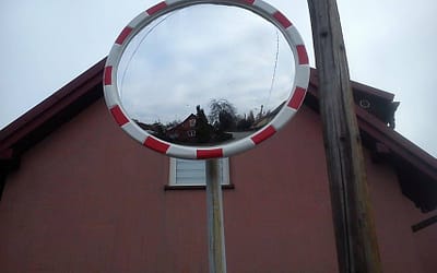 Zniszczone lustro drogowe zastąpione przez nowe