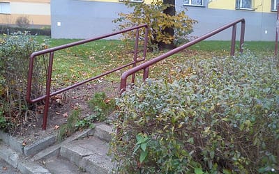 Przy schodach z poręczą ludziom będzie łatwiej