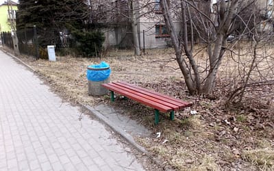 Może kosz ograniczy rozrzucanie śmieci wokół