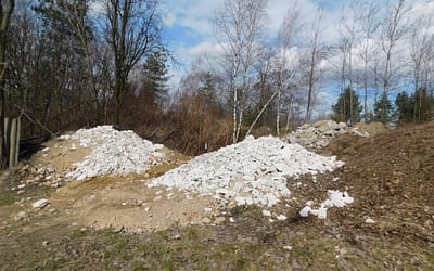 Przy Dworcowej rośnie składowisko gruzu