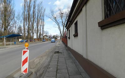 Odchwaszczanie chodników przy drodze powiatowej