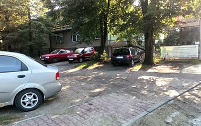 Po każdej ulewie ziemia spływa na chodnik