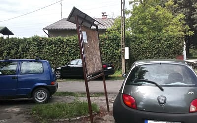 W wyniku wybryku tablica została przechylona