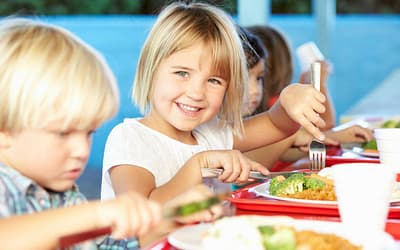 Koronawirus ograniczył wydawanie posiłków w szkołach