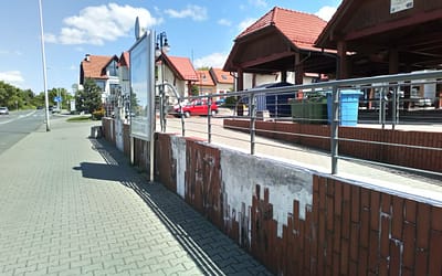 Murek przy placu targowym czeka na remont