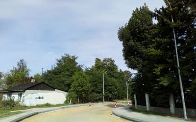 Trwa przebudowa ulicy Dworcowej w Trzebini