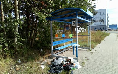 Zniszczony przystanek i podrzucone śmieci