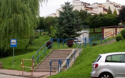 Schody do szkoły z szansą na oświetlenie