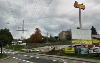 Właz przy markecie znów przeszkadza mieszkańcom