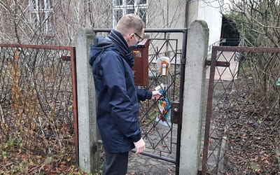 Zamiast uścisków, kartka z życzeniami dla mieszkańca