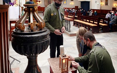 Harcerze przekazują Betlejemskie Światełko Pokoju