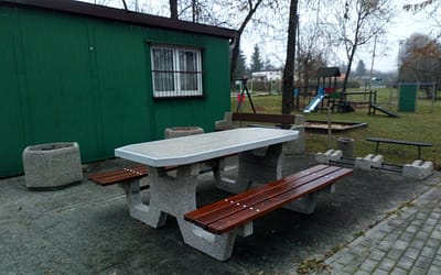 Betonowy ławostół wypełnił miejsce przy siłowni