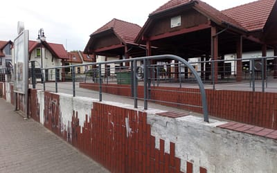 Betonowe elementy i murek czekają na remont od paru lat