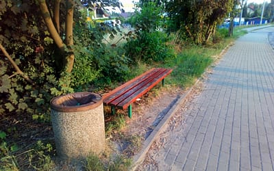 Przy Słowackiego naprawiono ławkę dla mieszkańców