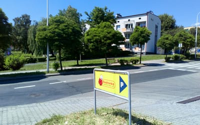 Hałaśliwy wjazd do marketu ma zostać wyciszony