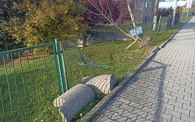 Kto naprawi uszkodzone ogrodzenie w mieście?