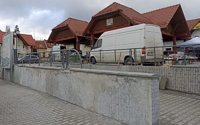 Rozpoczął się remont murka przy targowisku