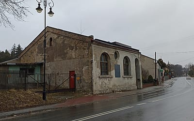 Dawna synagoga w ruinie i stwarza zagrożenie dla pieszych