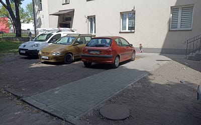 Dodatkowy chodnik przy zabudowie wielorodzinnej