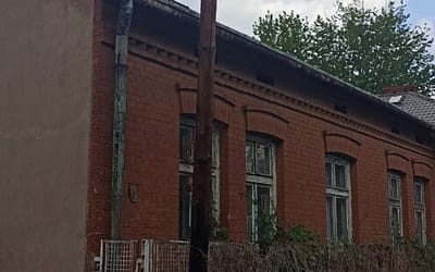 Słupy telekomunikacyjne czekają na przegląd lub wymianę