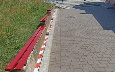 Ławki w kierunku targowiska zostały już naprawione