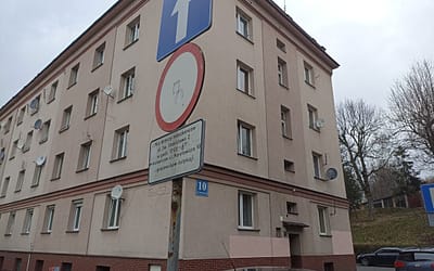 Mieszkańcy gminnego budynku szukają miejsc postojowych