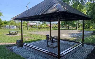 Rozpoczynamy od „odświeżenia” ławek na placu zabaw