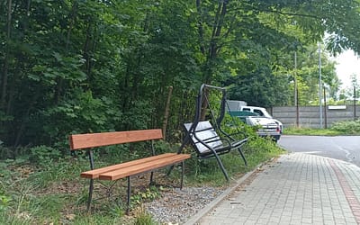 Odnowiona ławka posłuży mieszkańcom budynku